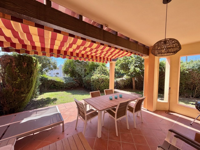 Hermosa casa pareada con parcela privada en Alcaidesa