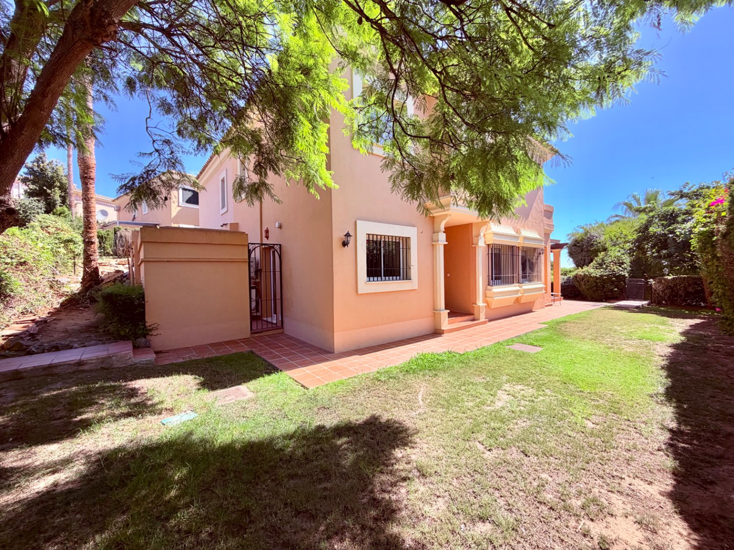 Hermosa casa pareada con parcela privada en Alcaidesa