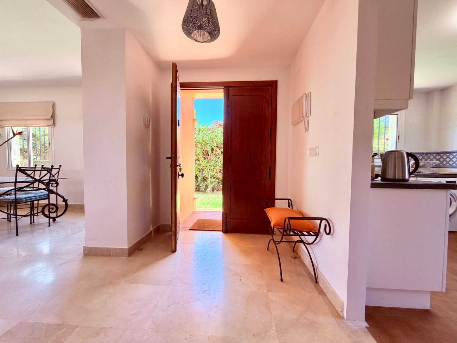 Hermosa casa pareada con parcela privada en Alcaidesa