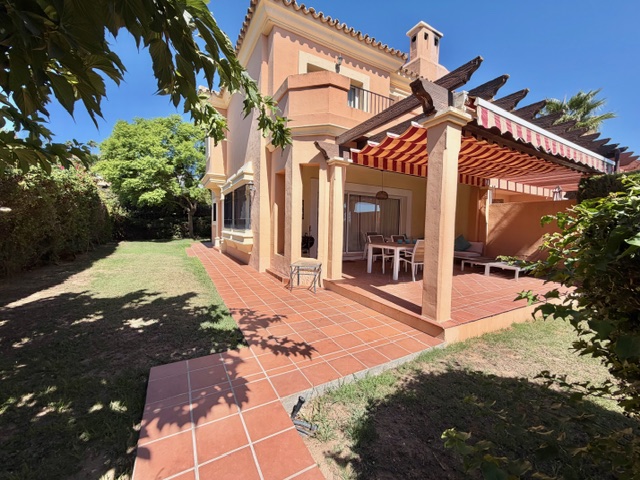 Hermosa casa pareada con parcela privada en Alcaidesa
