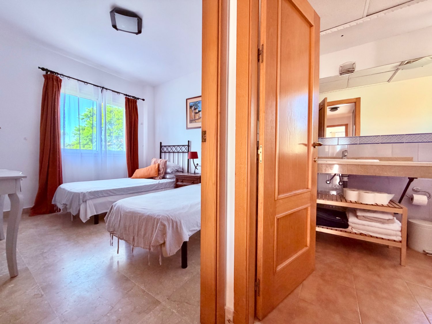 Hermosa casa pareada con parcela privada en Alcaidesa