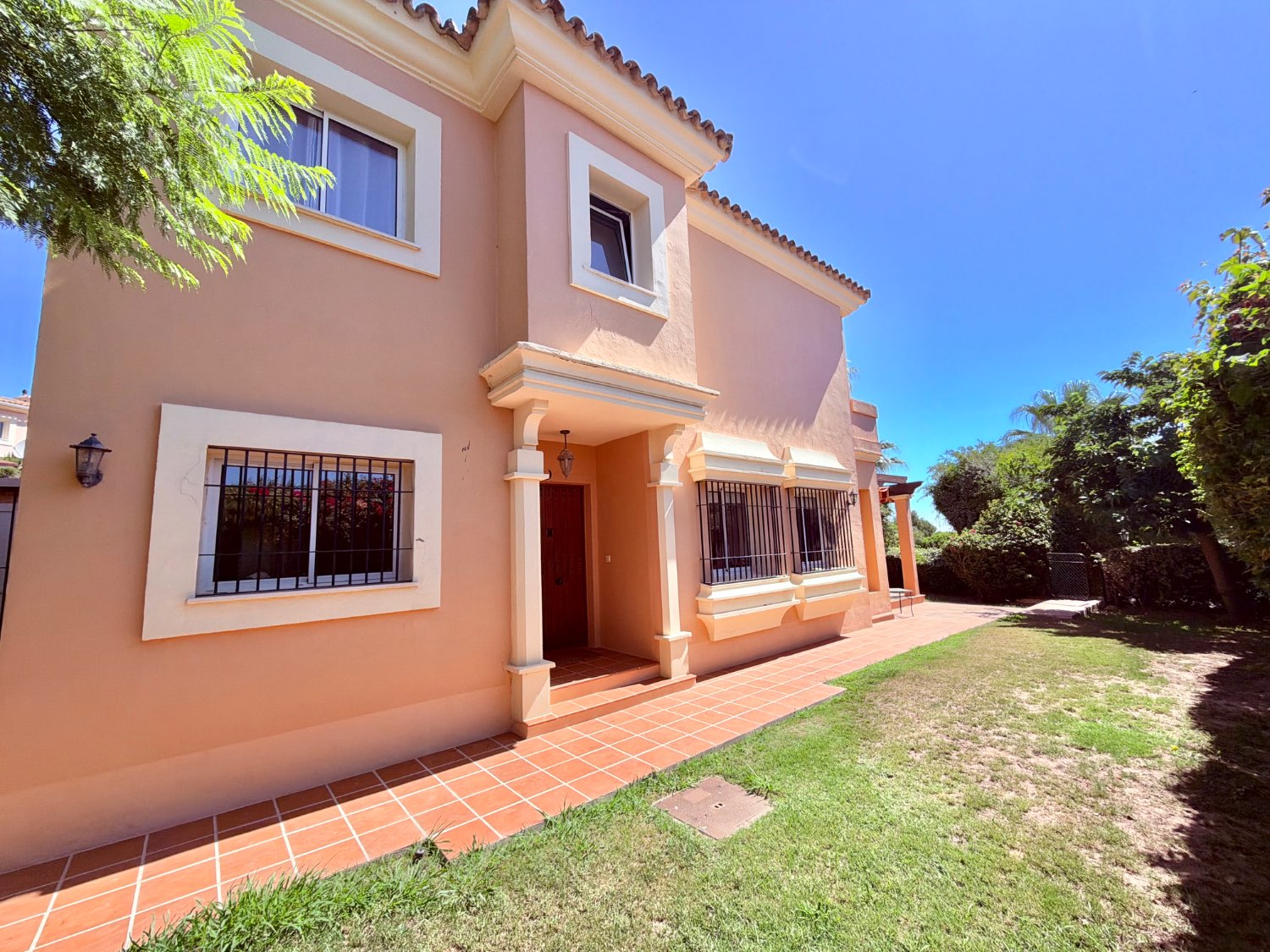 Hermosa casa pareada con parcela privada en Alcaidesa