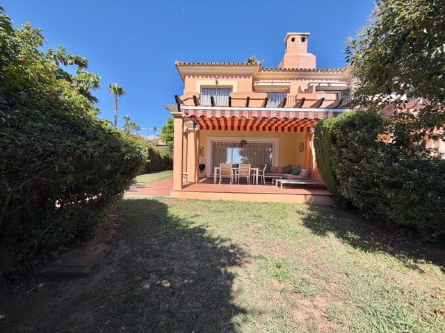 Hermosa casa pareada con parcela privada en Alcaidesa