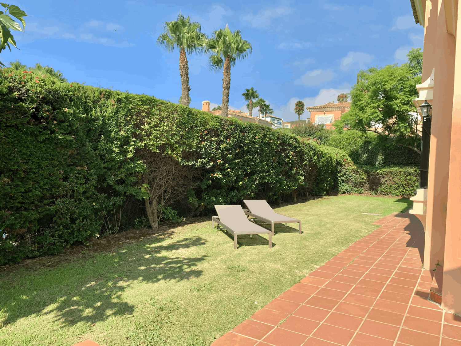 Hermosa casa pareada con parcela privada en Alcaidesa