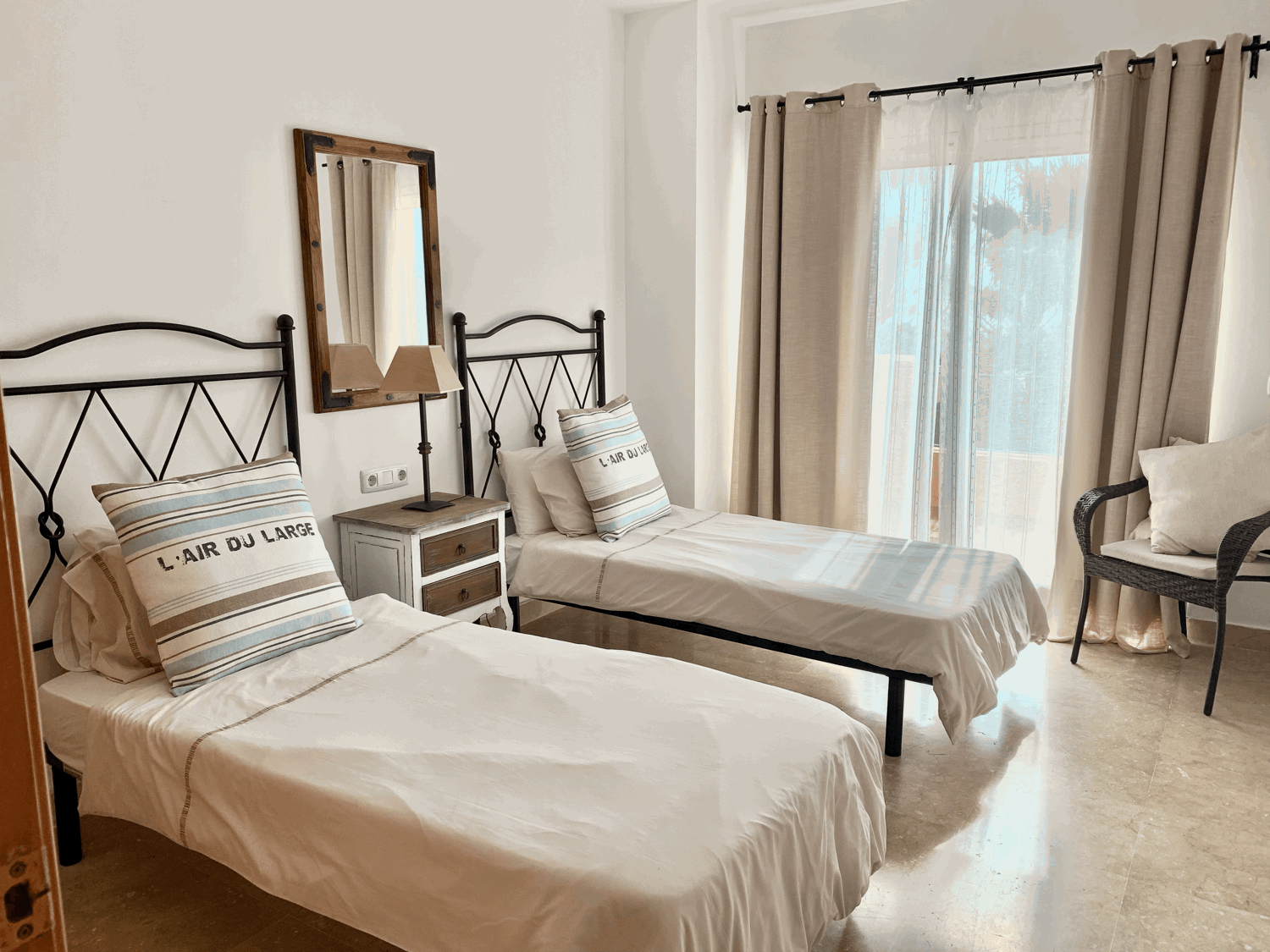 Hermosa casa pareada con parcela privada en Alcaidesa