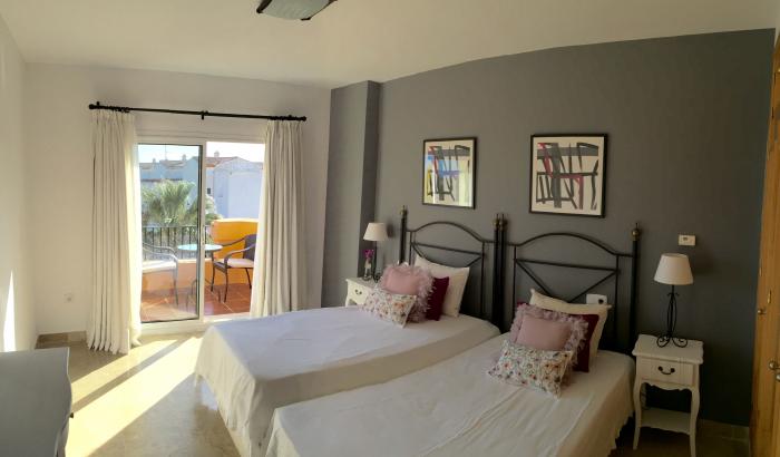 Hermosa casa pareada con parcela privada en Alcaidesa