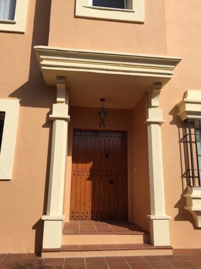 Hermosa casa pareada con parcela privada en Alcaidesa