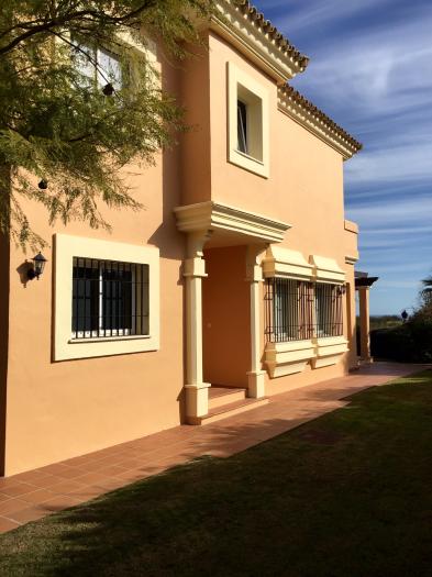 Hermosa casa pareada con parcela privada en Alcaidesa