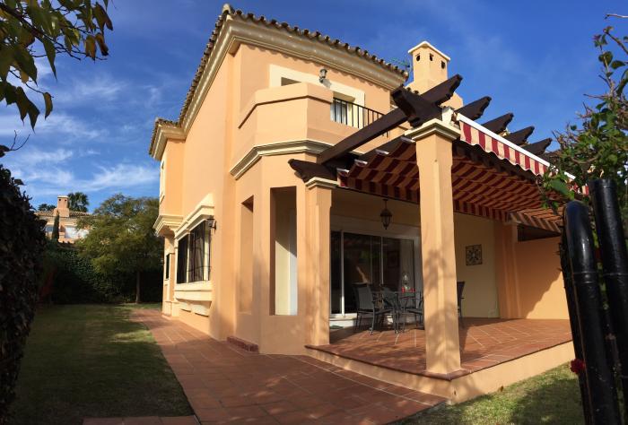 Hermosa casa pareada con parcela privada en Alcaidesa