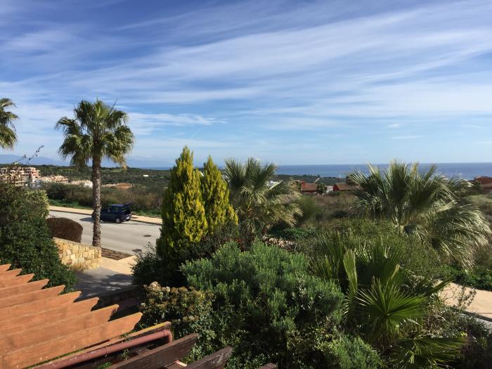 Hermosa casa pareada con parcela privada en Alcaidesa