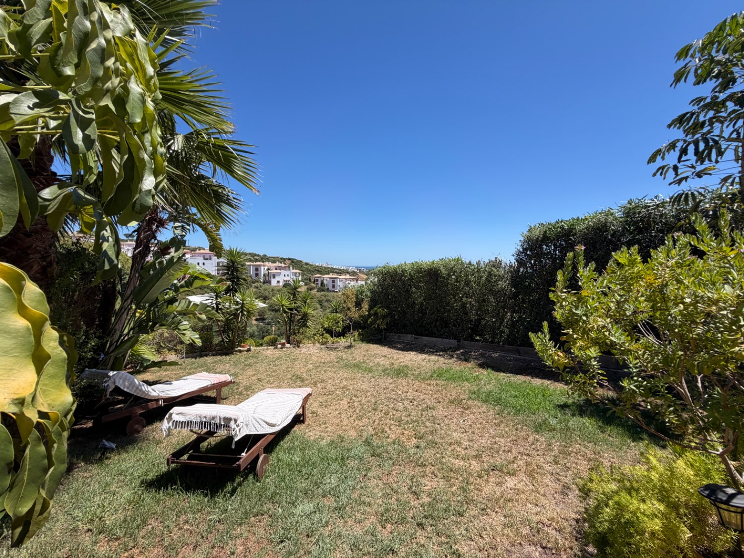 Hermoso piso bajo de tres dormitorios con jardín y vistas abiertas al mar en Alcaidesa