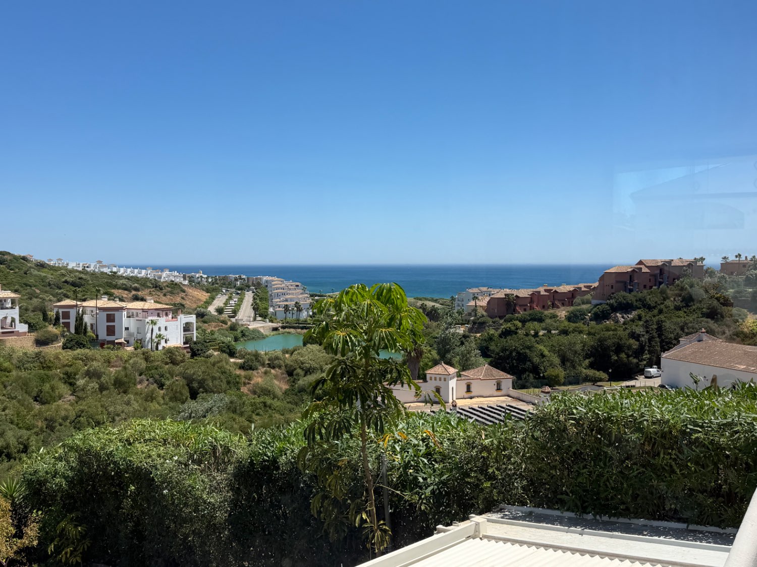 Hermoso piso bajo de tres dormitorios con jardín y vistas abiertas al mar en Alcaidesa