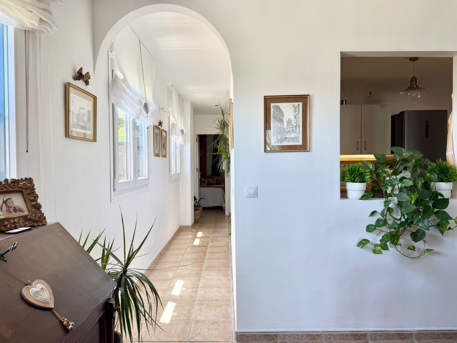 Hermoso piso bajo de tres dormitorios con jardín y vistas abiertas al mar en Alcaidesa