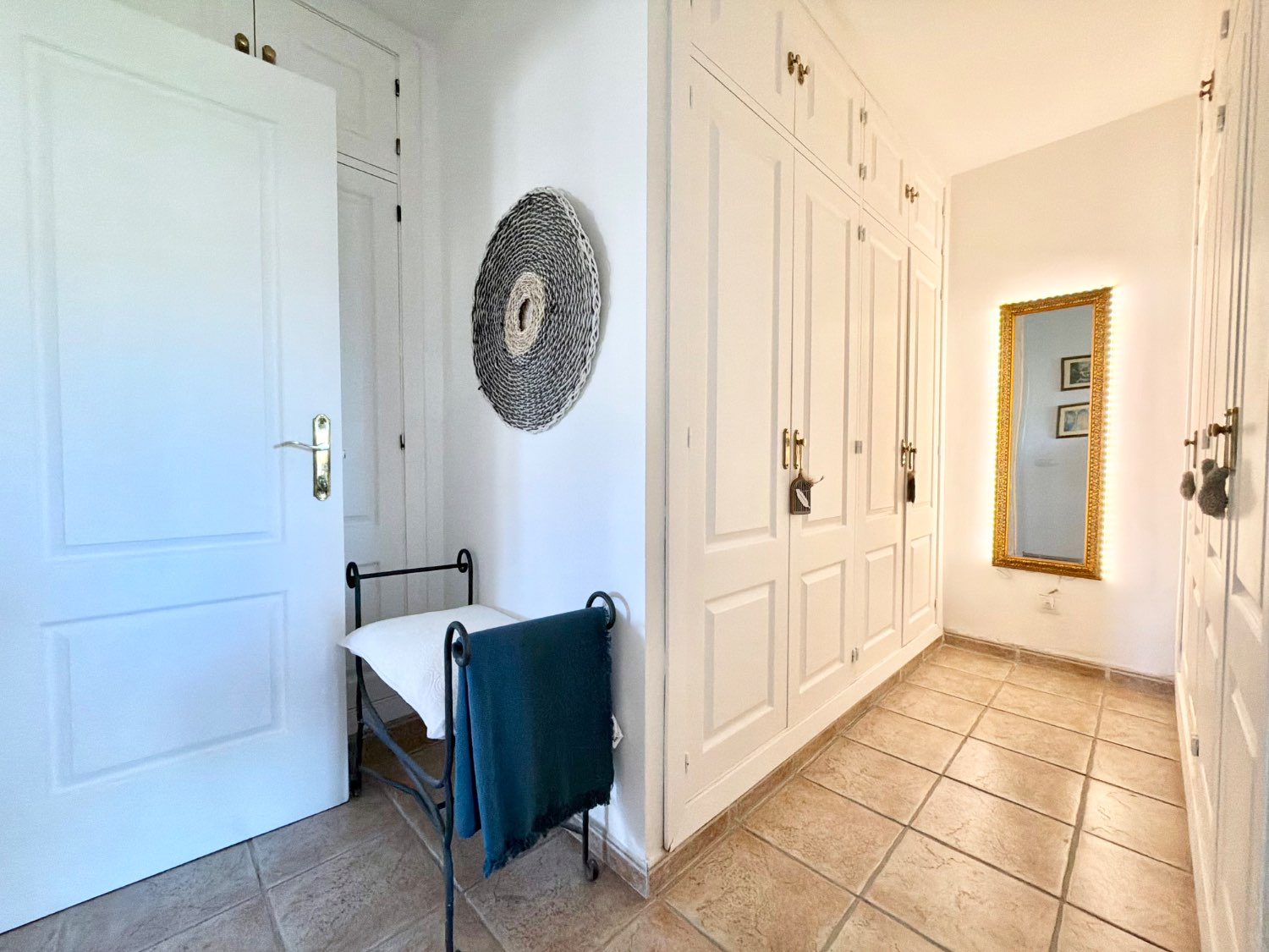 Hermoso piso bajo de tres dormitorios con jardín y vistas abiertas al mar en Alcaidesa
