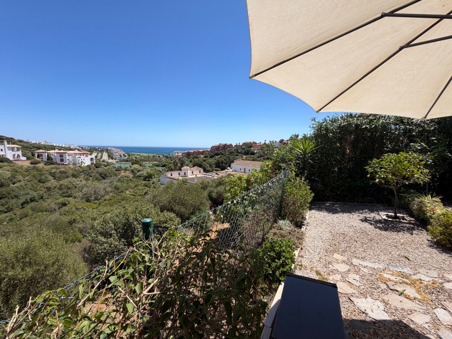 Hermoso piso bajo de tres dormitorios con jardín y vistas abiertas al mar en Alcaidesa