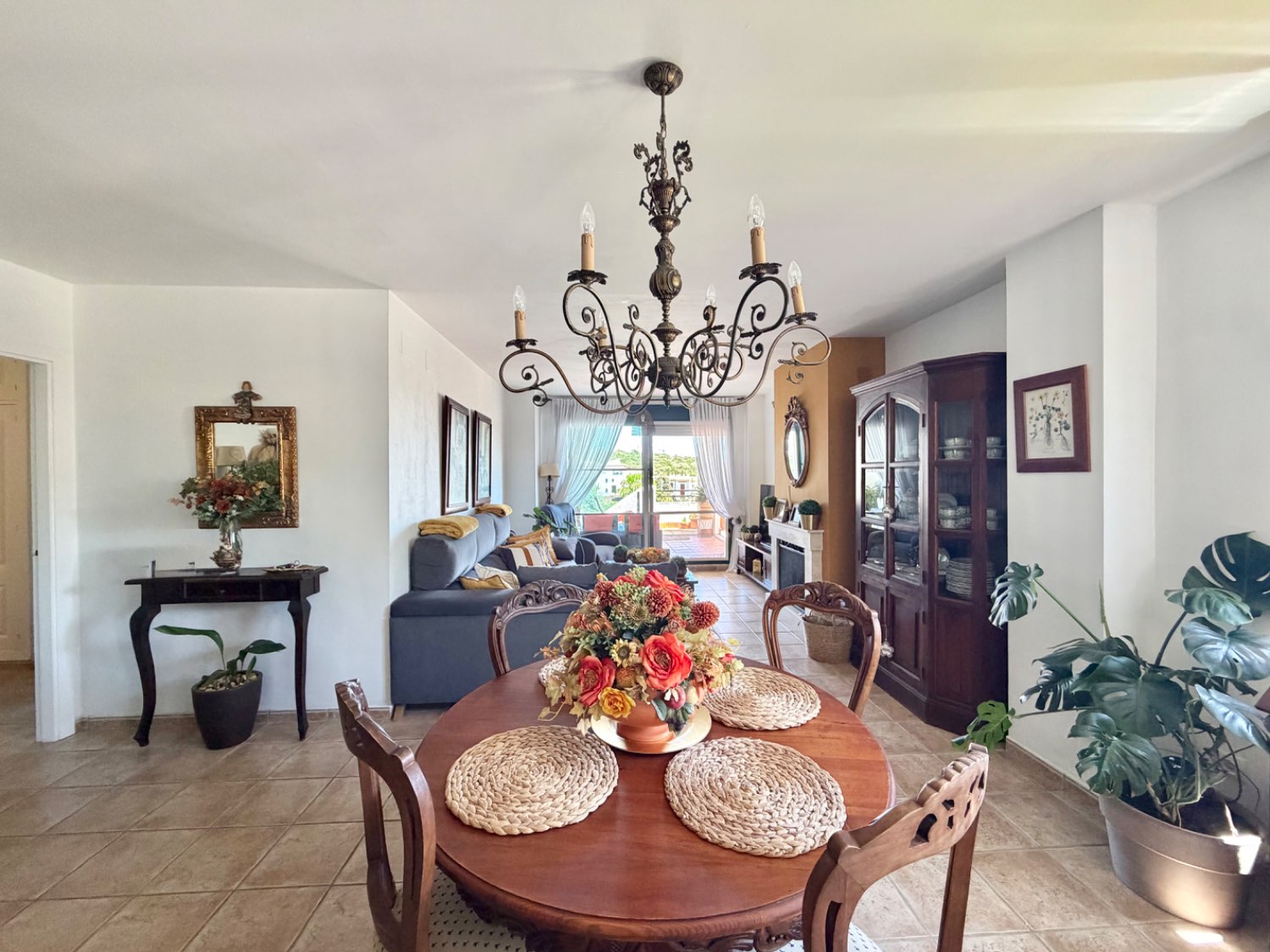 Hermoso piso bajo de tres dormitorios con jardín y vistas abiertas al mar en Alcaidesa