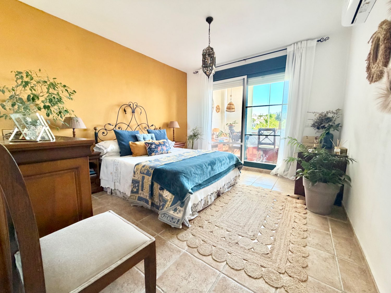 Hermoso piso bajo de tres dormitorios con jardín y vistas abiertas al mar en Alcaidesa