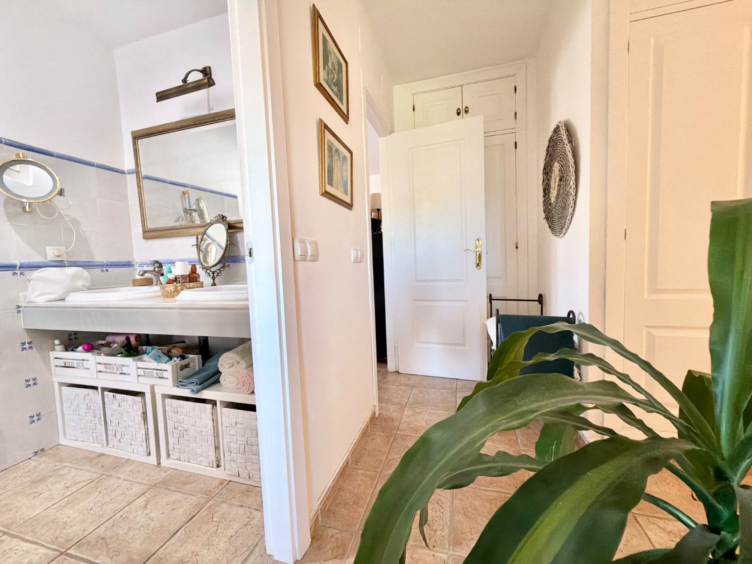 Hermoso piso bajo de tres dormitorios con jardín y vistas abiertas al mar en Alcaidesa