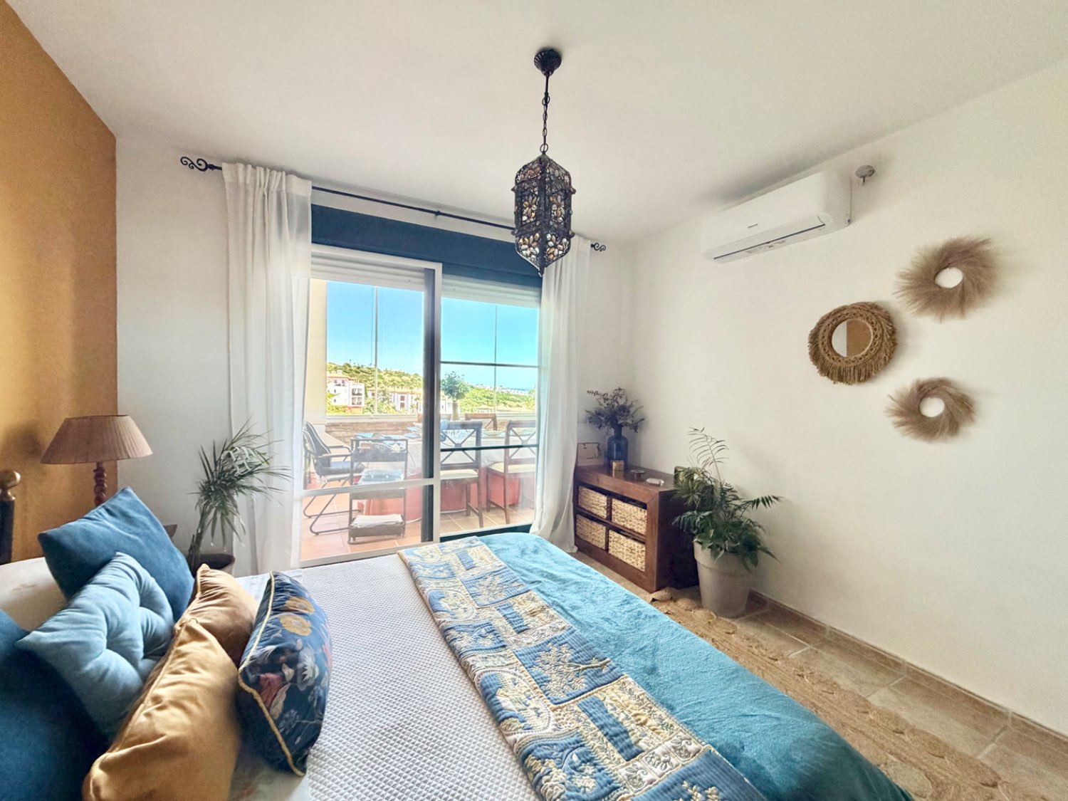 Hermoso piso bajo de tres dormitorios con jardín y vistas abiertas al mar en Alcaidesa