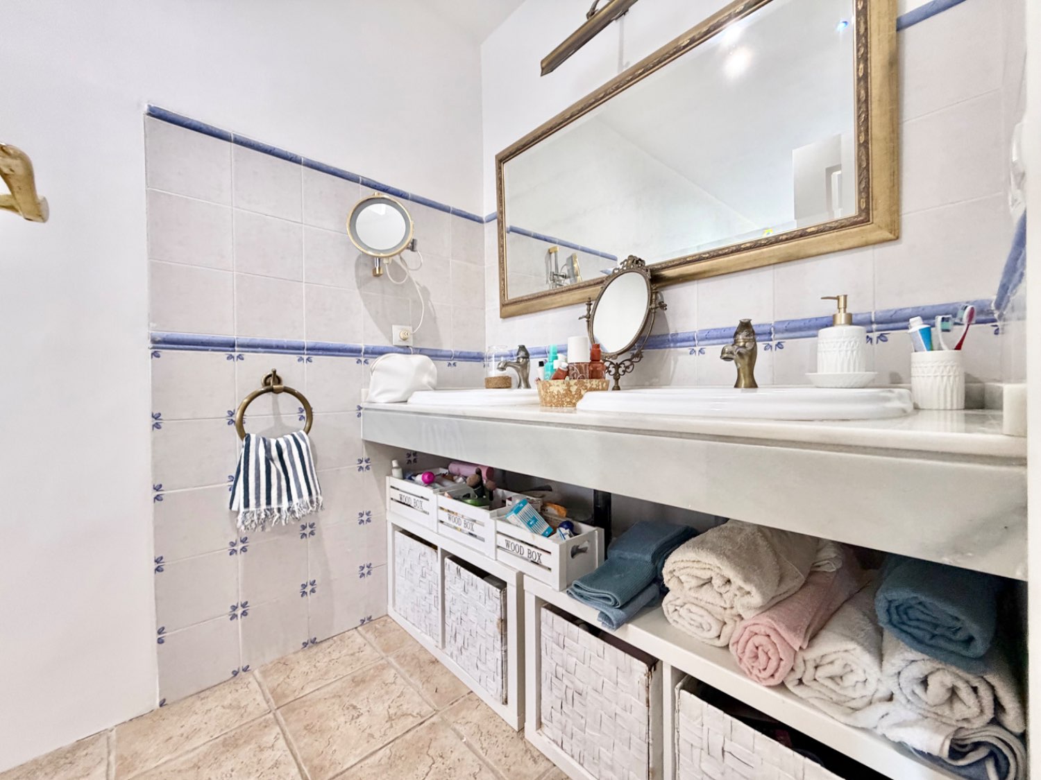 Hermoso piso bajo de tres dormitorios con jardín y vistas abiertas al mar en Alcaidesa