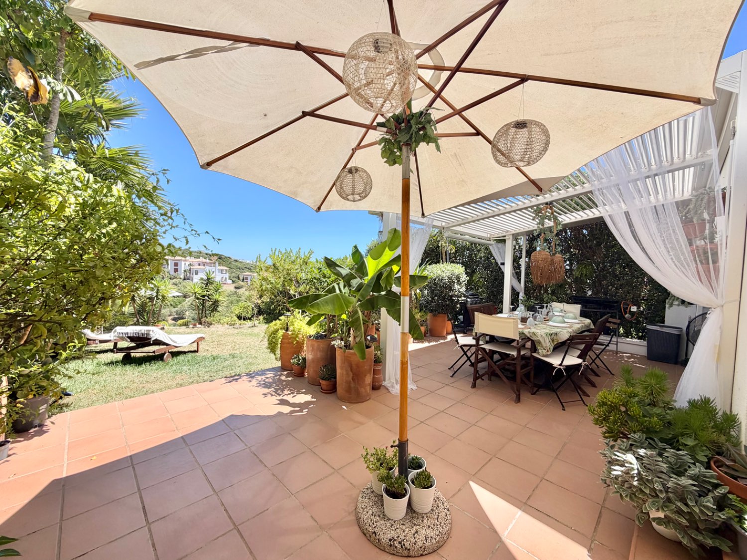 Hermoso piso bajo de tres dormitorios con jardín y vistas abiertas al mar en Alcaidesa