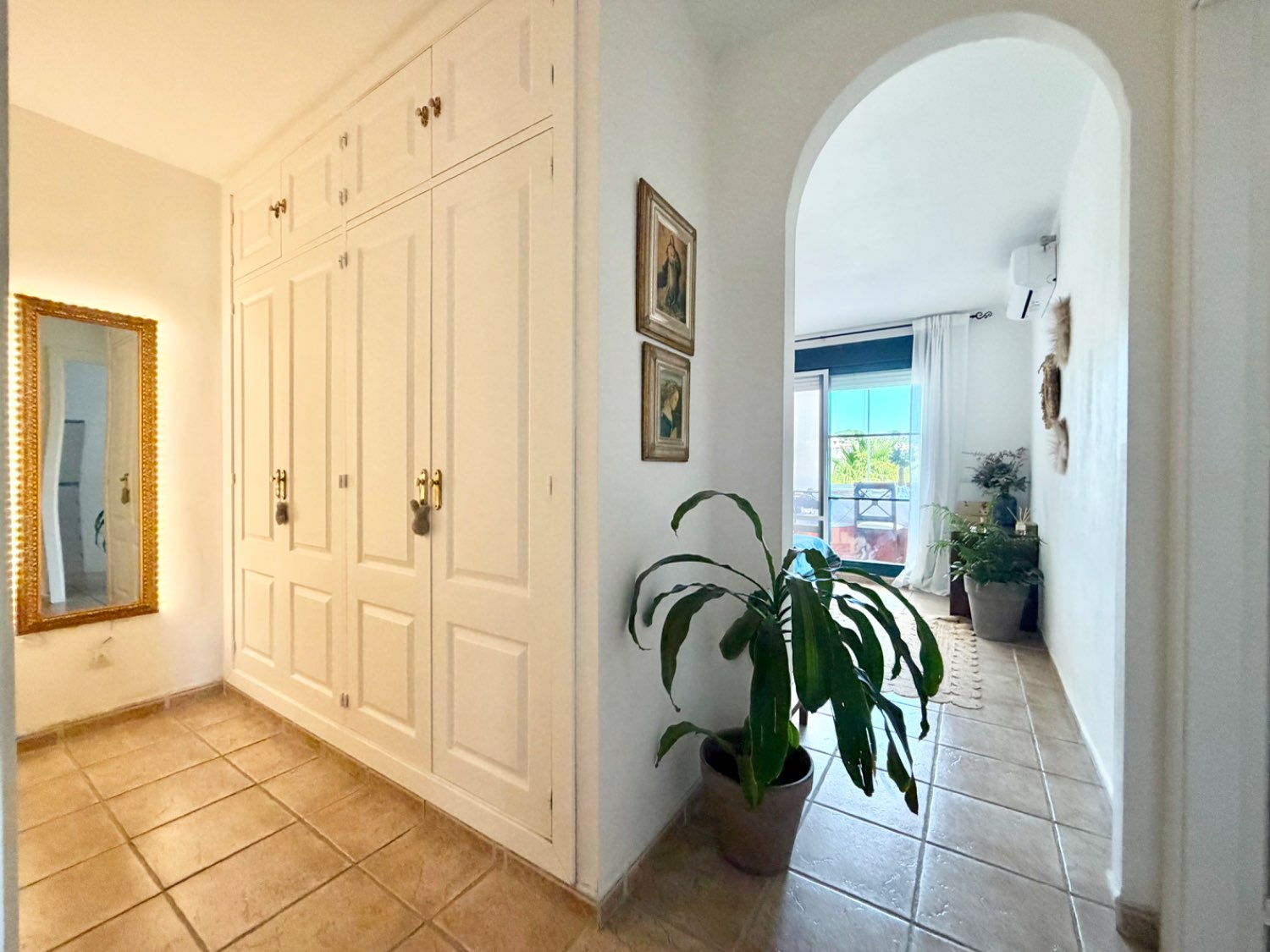 Hermoso piso bajo de tres dormitorios con jardín y vistas abiertas al mar en Alcaidesa