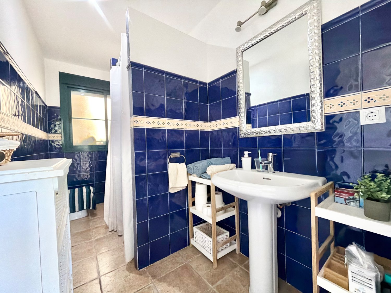 Hermoso piso bajo de tres dormitorios con jardín y vistas abiertas al mar en Alcaidesa