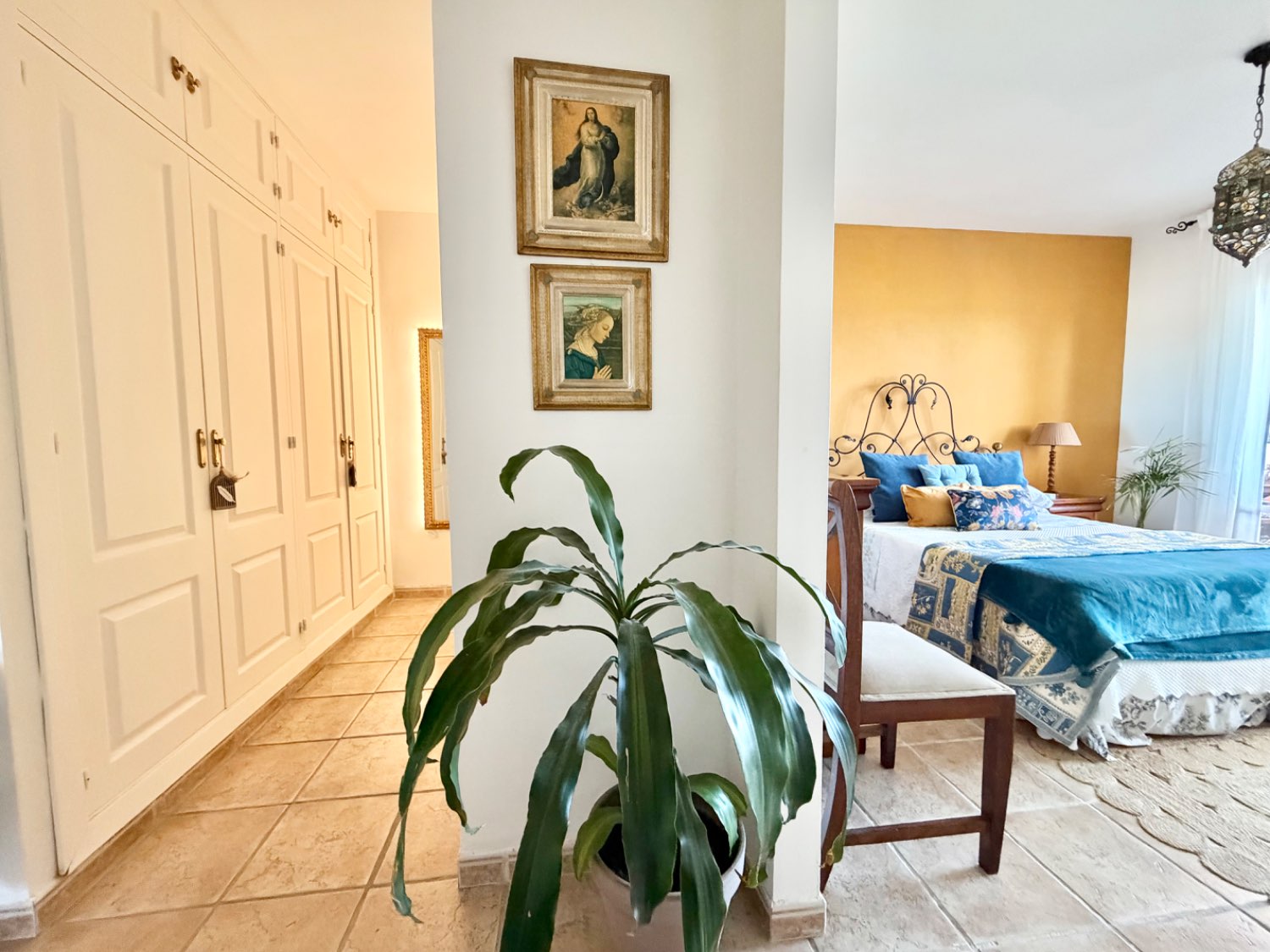 Hermoso piso bajo de tres dormitorios con jardín y vistas abiertas al mar en Alcaidesa