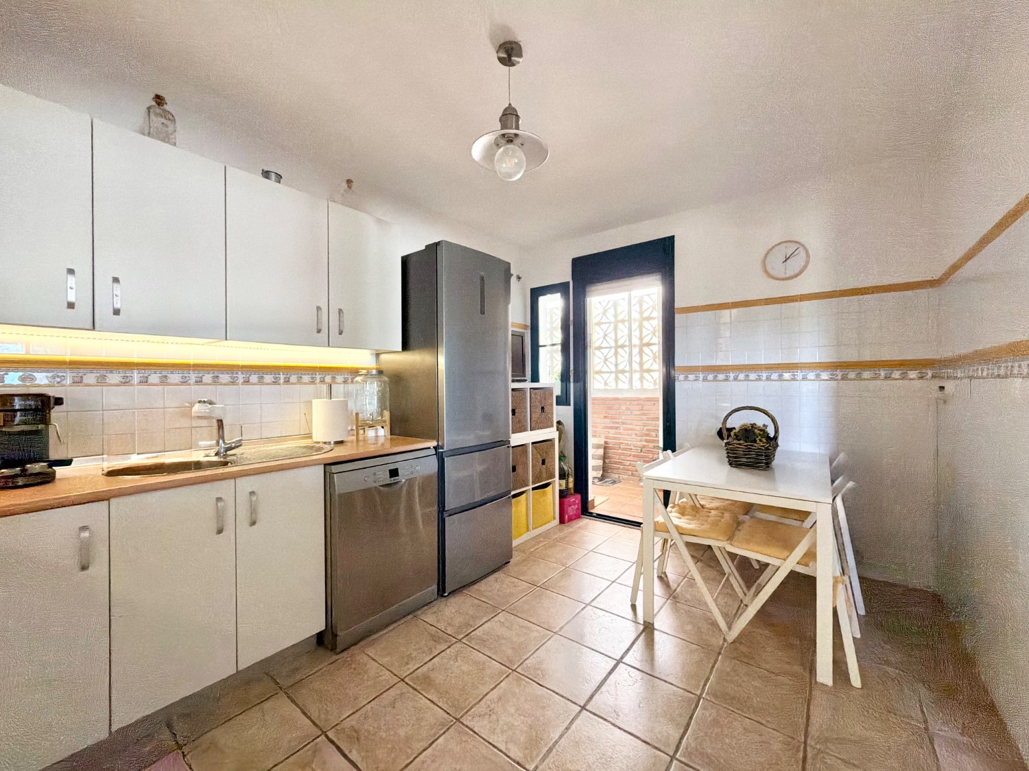 Hermoso piso bajo de tres dormitorios con jardín y vistas abiertas al mar en Alcaidesa