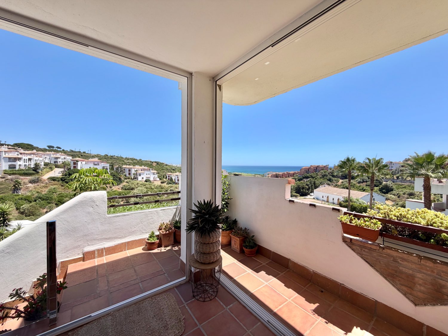 Hermoso piso bajo de tres dormitorios con jardín y vistas abiertas al mar en Alcaidesa