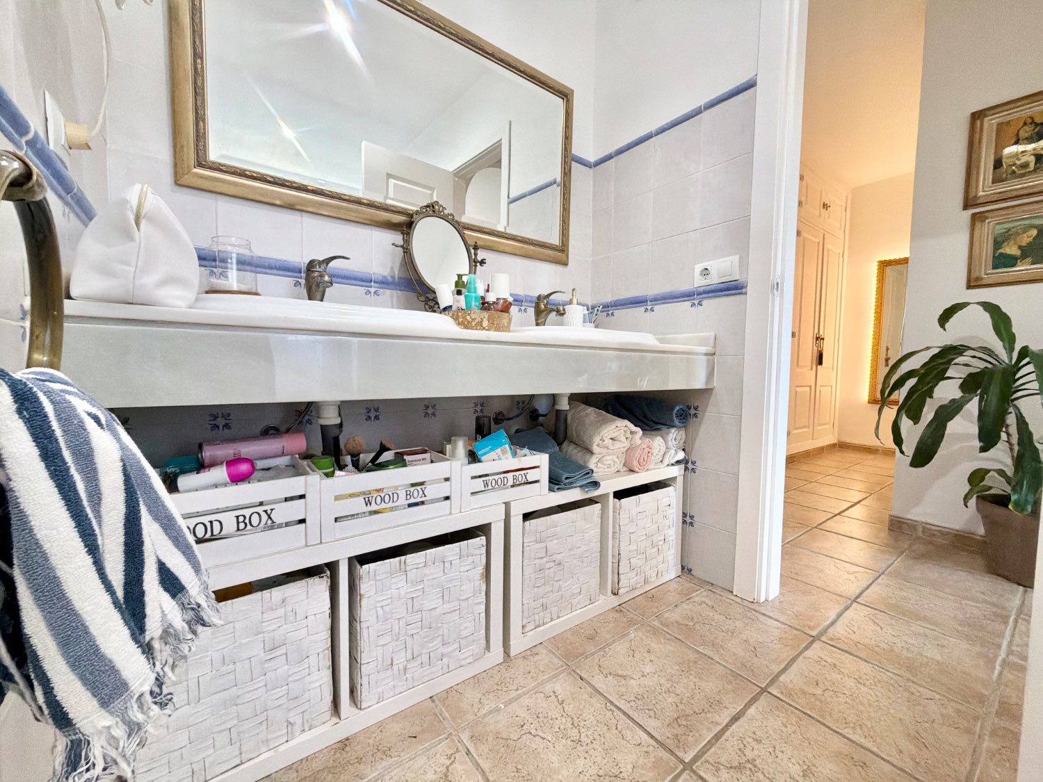 Hermoso piso bajo de tres dormitorios con jardín y vistas abiertas al mar en Alcaidesa
