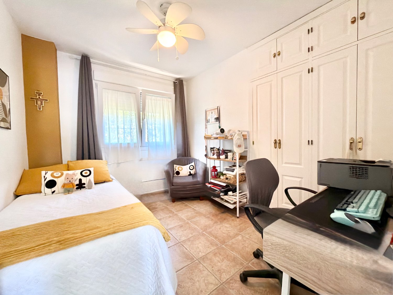 Hermoso piso bajo de tres dormitorios con jardín y vistas abiertas al mar en Alcaidesa