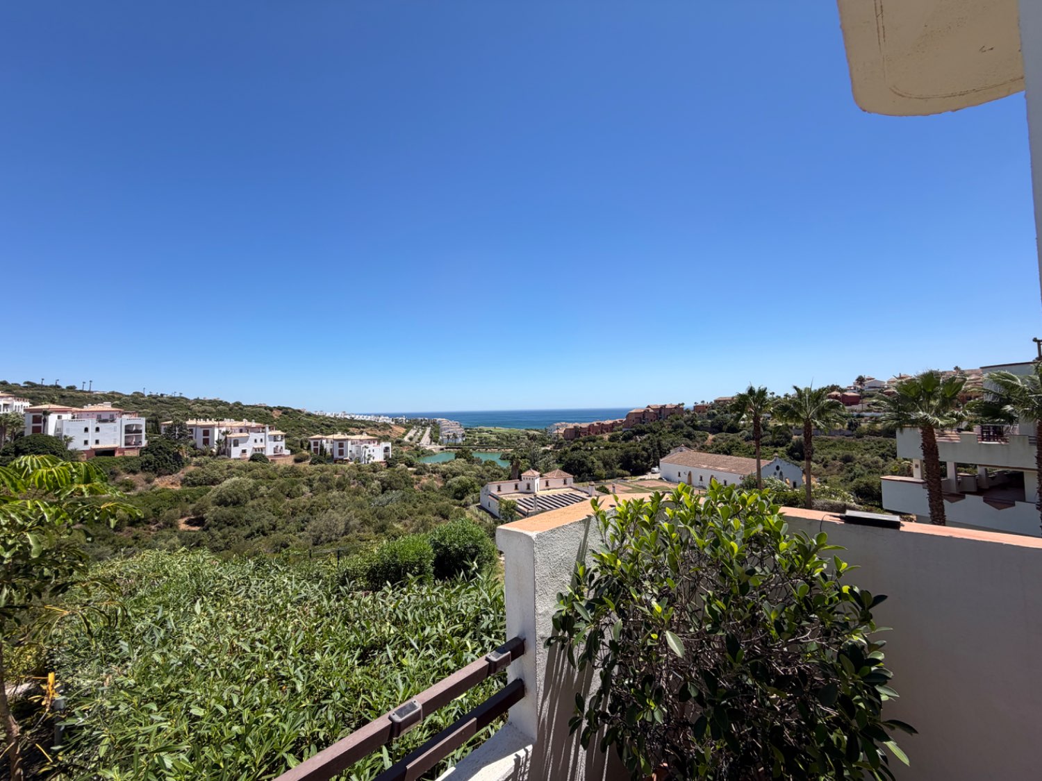 Hermoso piso bajo de tres dormitorios con jardín y vistas abiertas al mar en Alcaidesa