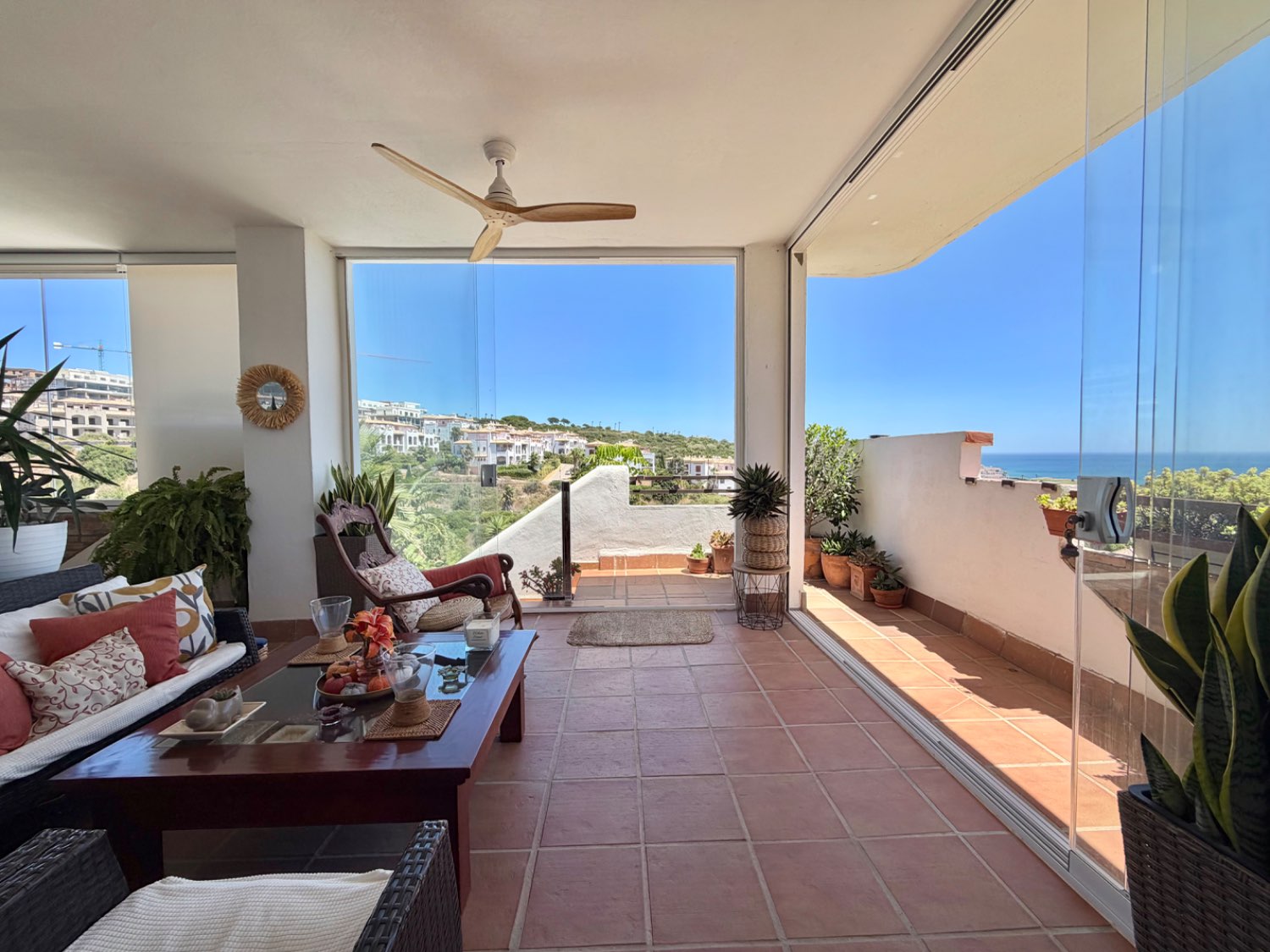 Hermoso piso bajo de tres dormitorios con jardín y vistas abiertas al mar en Alcaidesa