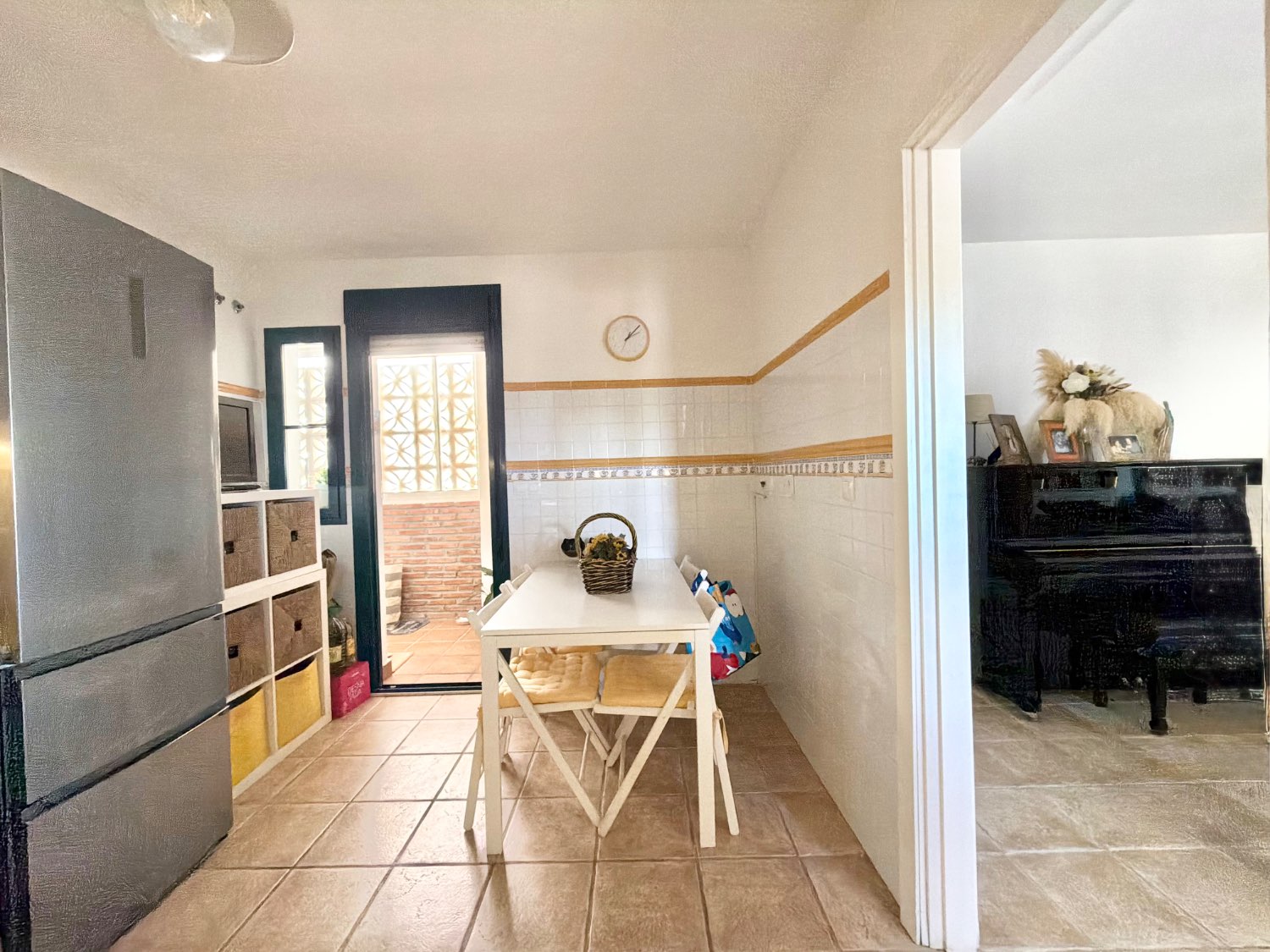 Hermoso piso bajo de tres dormitorios con jardín y vistas abiertas al mar en Alcaidesa