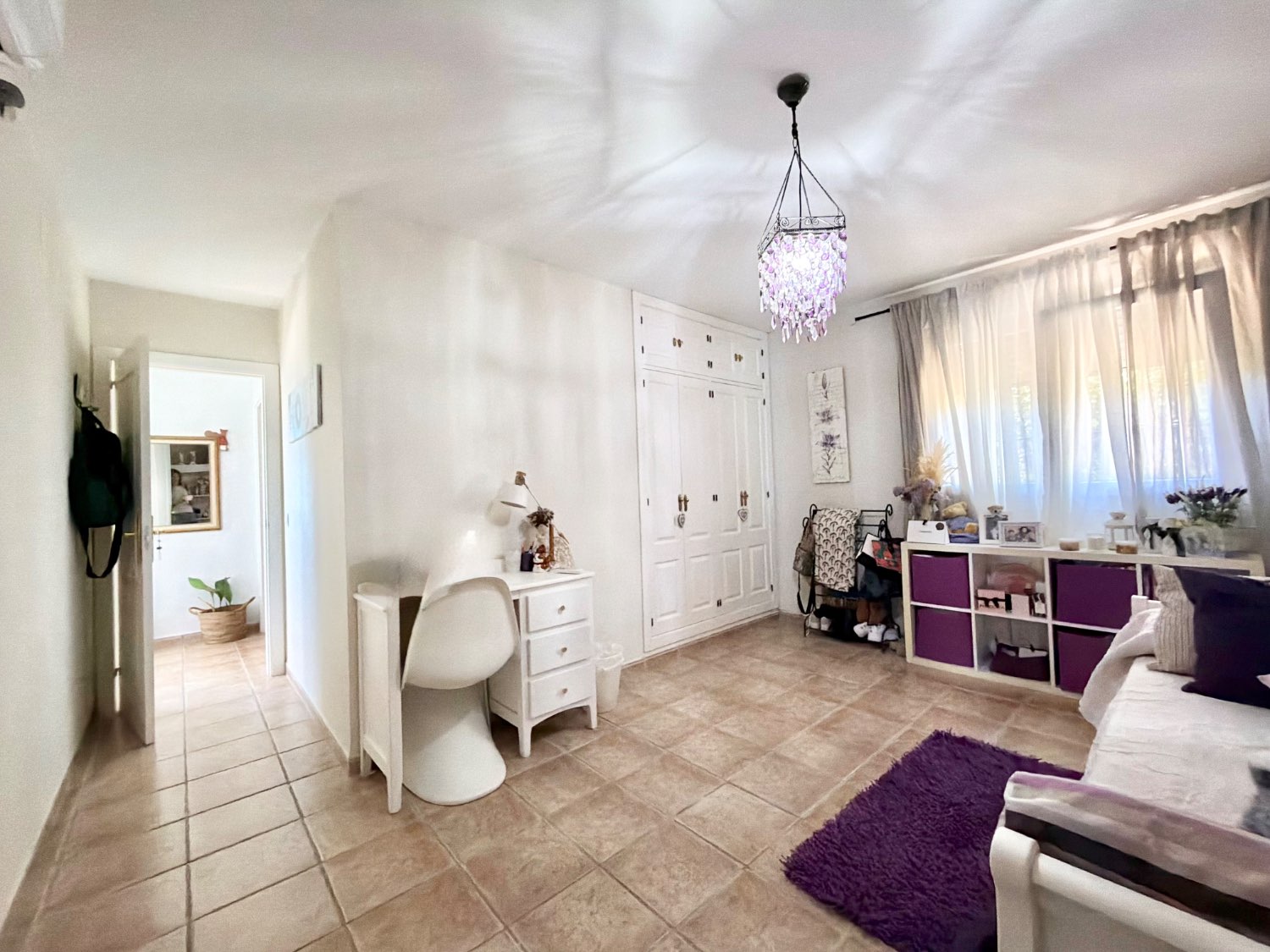 Hermoso piso bajo de tres dormitorios con jardín y vistas abiertas al mar en Alcaidesa