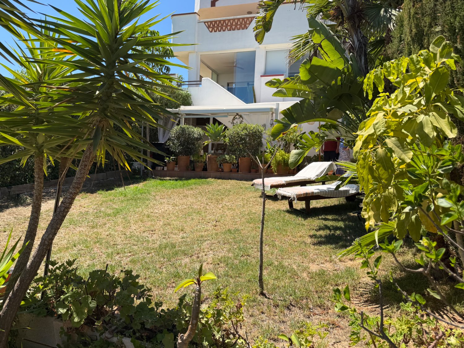 Hermoso piso bajo de tres dormitorios con jardín y vistas abiertas al mar en Alcaidesa