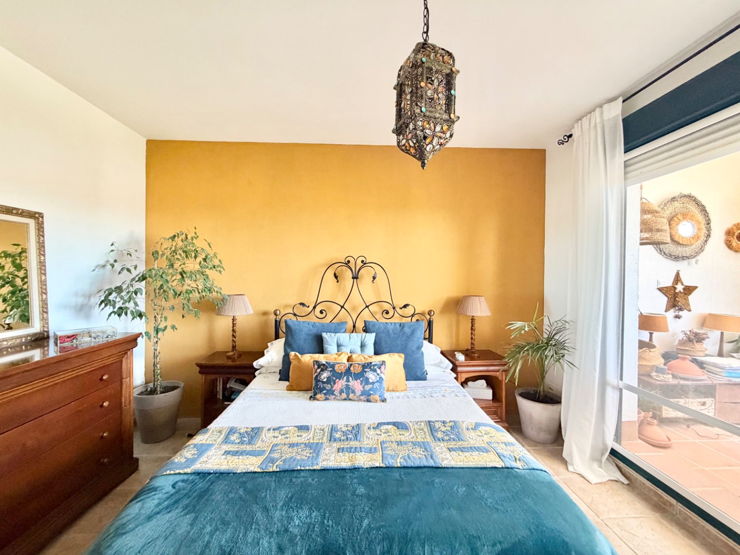 Hermoso piso bajo de tres dormitorios con jardín y vistas abiertas al mar en Alcaidesa