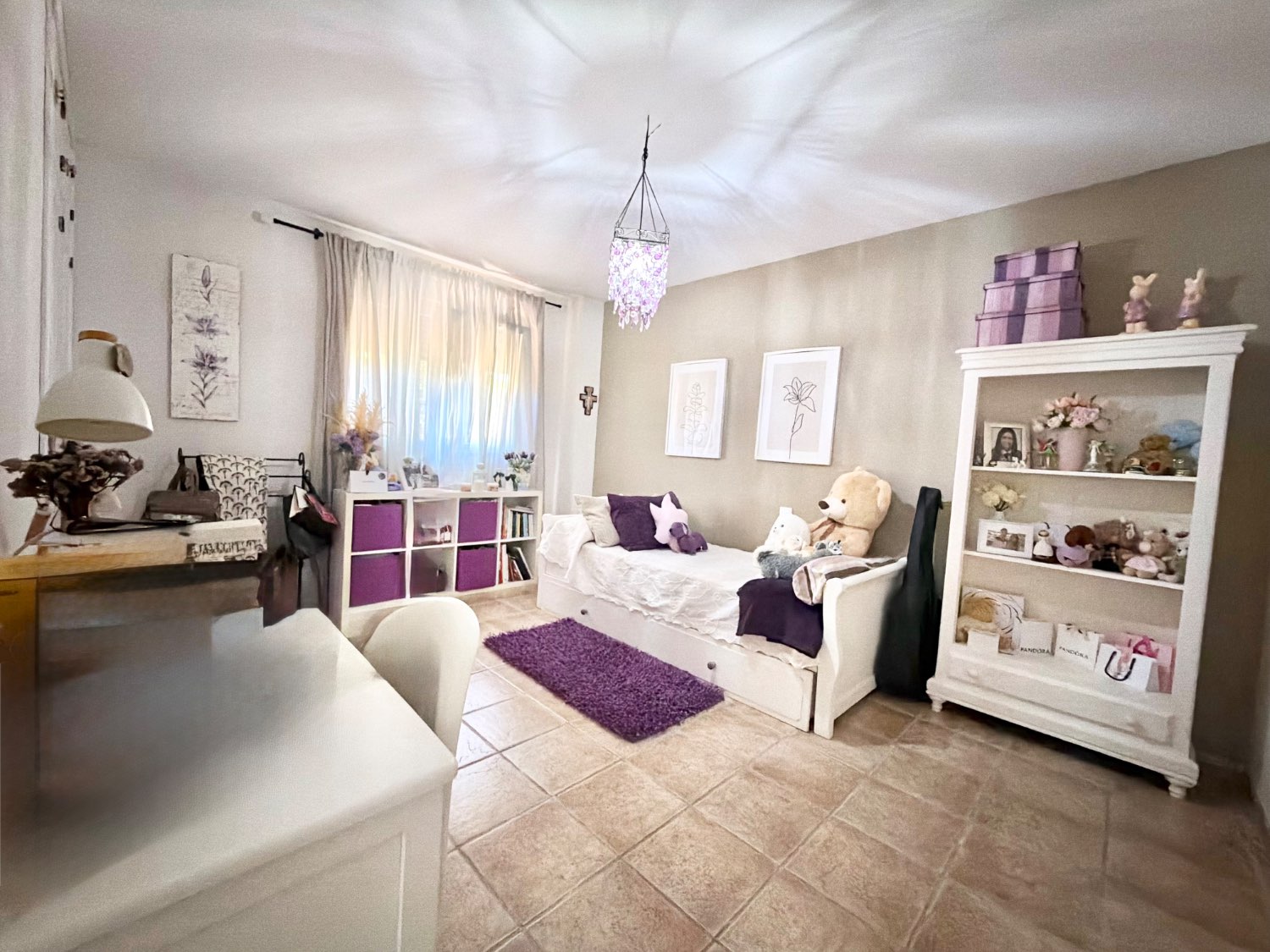 Hermoso piso bajo de tres dormitorios con jardín y vistas abiertas al mar en Alcaidesa