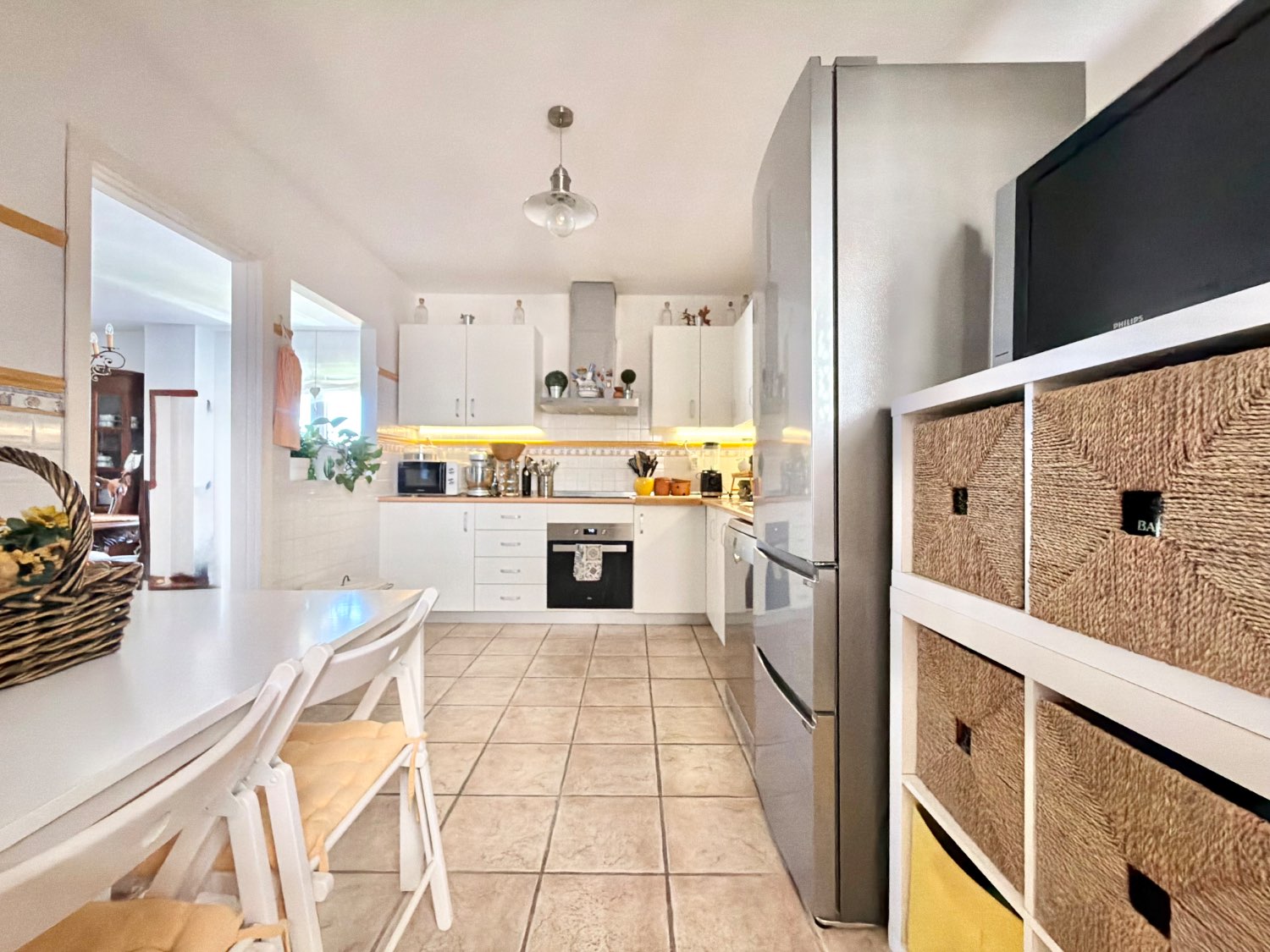 Hermoso piso bajo de tres dormitorios con jardín y vistas abiertas al mar en Alcaidesa