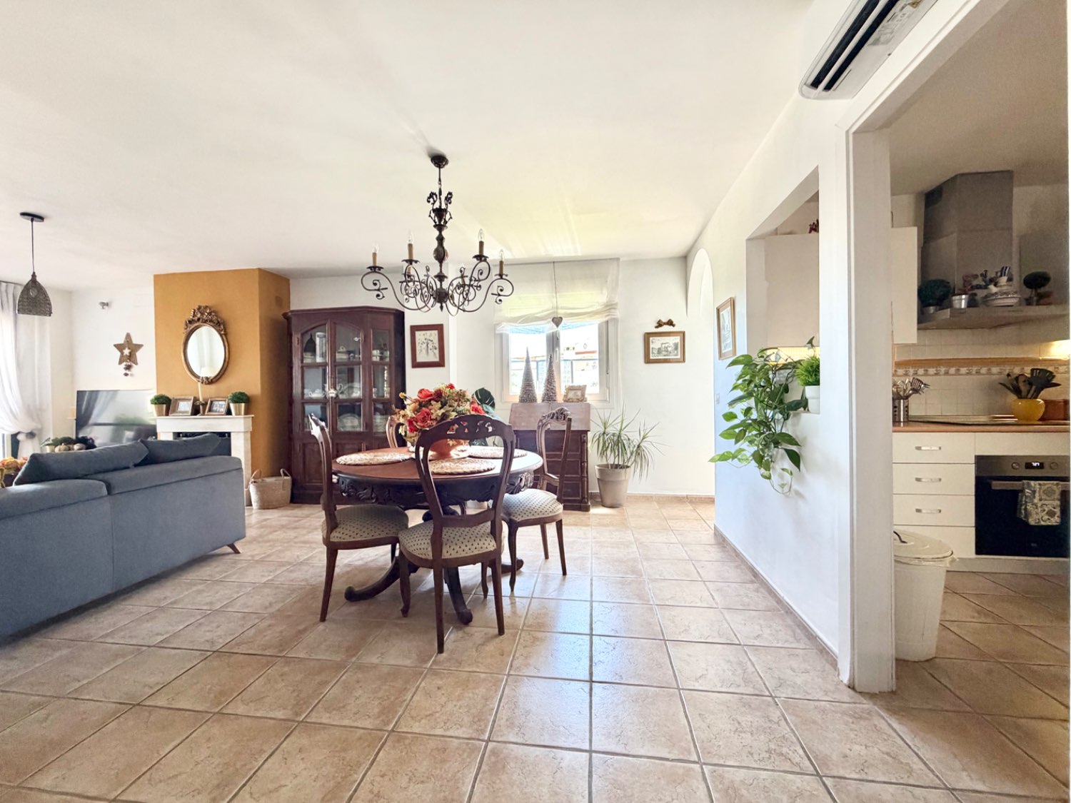 Hermoso piso bajo de tres dormitorios con jardín y vistas abiertas al mar en Alcaidesa