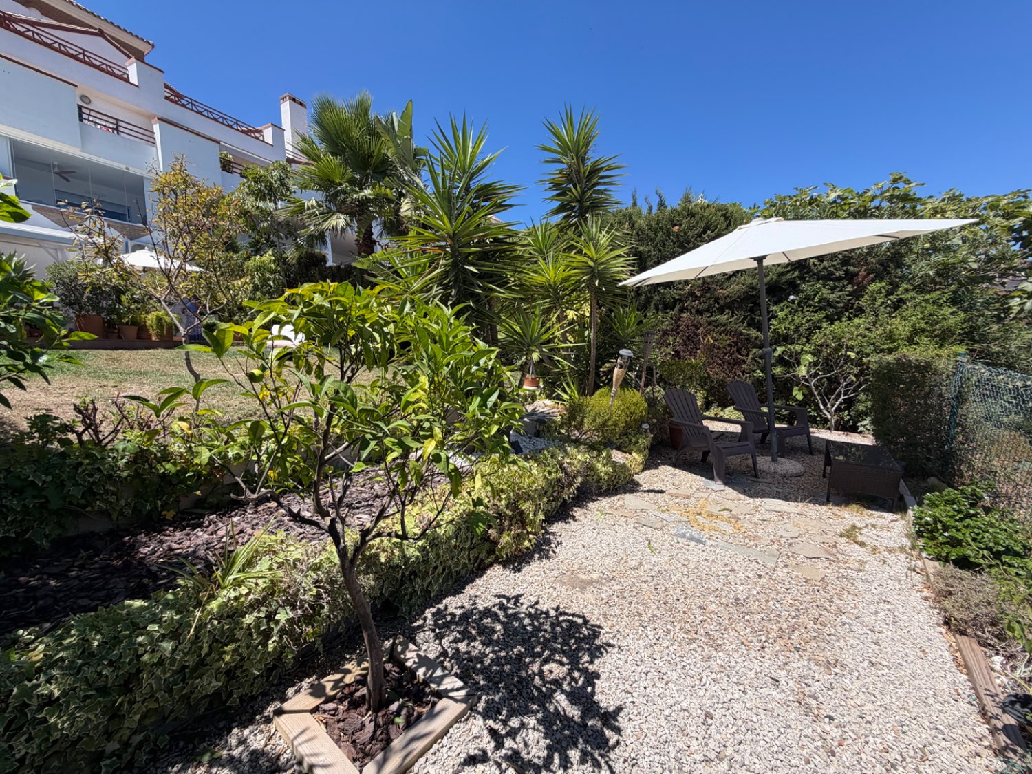 Hermoso piso bajo de tres dormitorios con jardín y vistas abiertas al mar en Alcaidesa