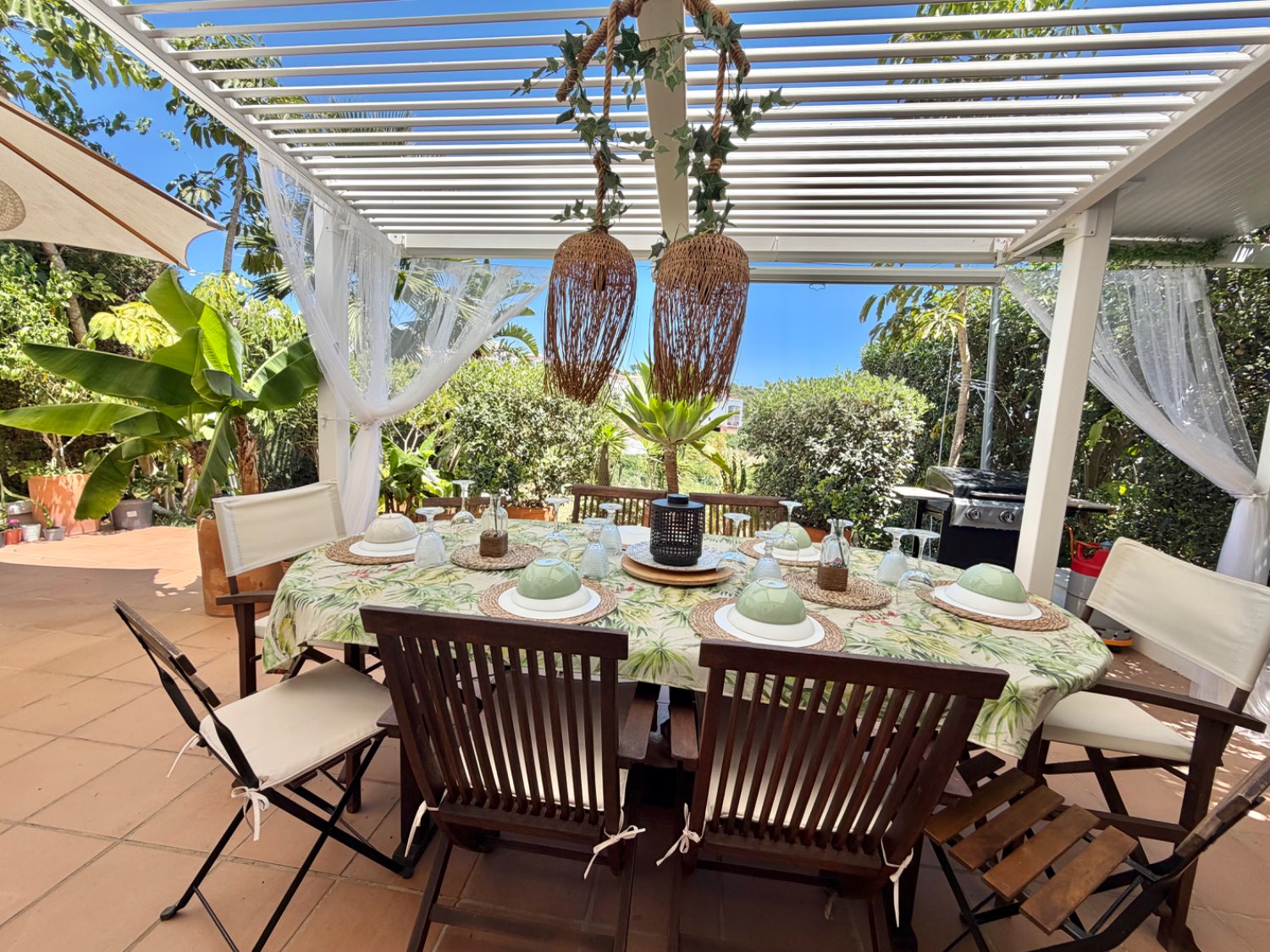 Hermoso piso bajo de tres dormitorios con jardín y vistas abiertas al mar en Alcaidesa