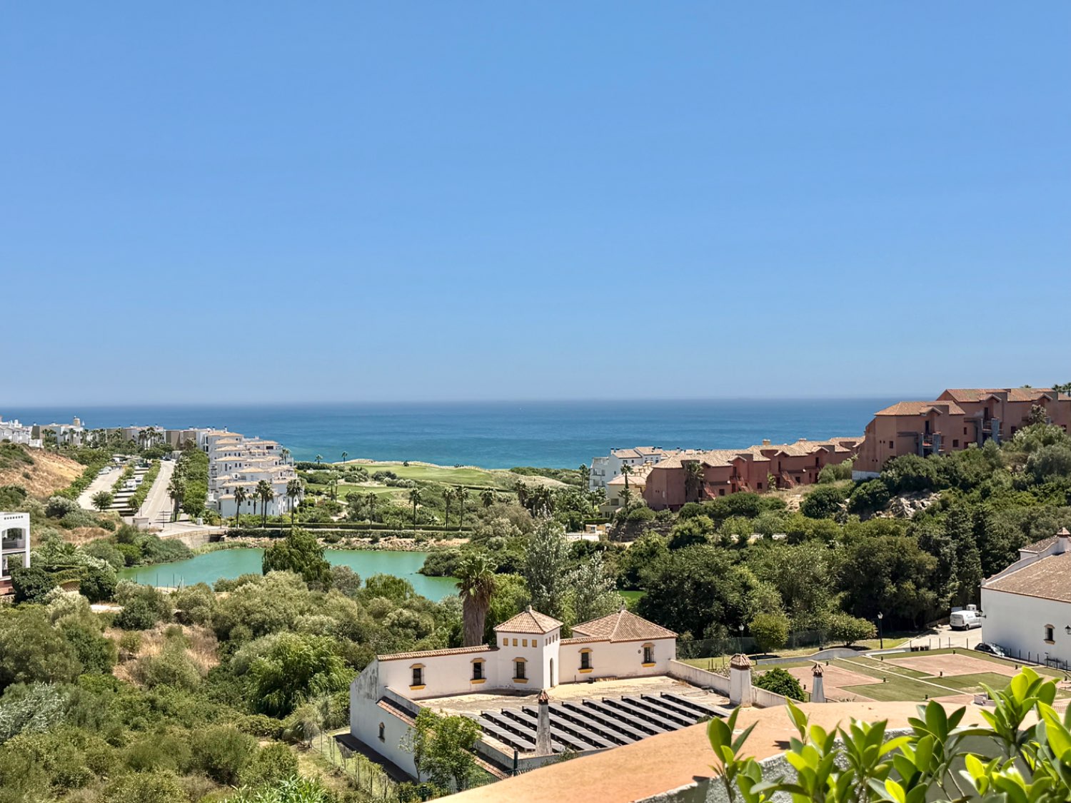 Hermoso piso bajo de tres dormitorios con jardín y vistas abiertas al mar en Alcaidesa