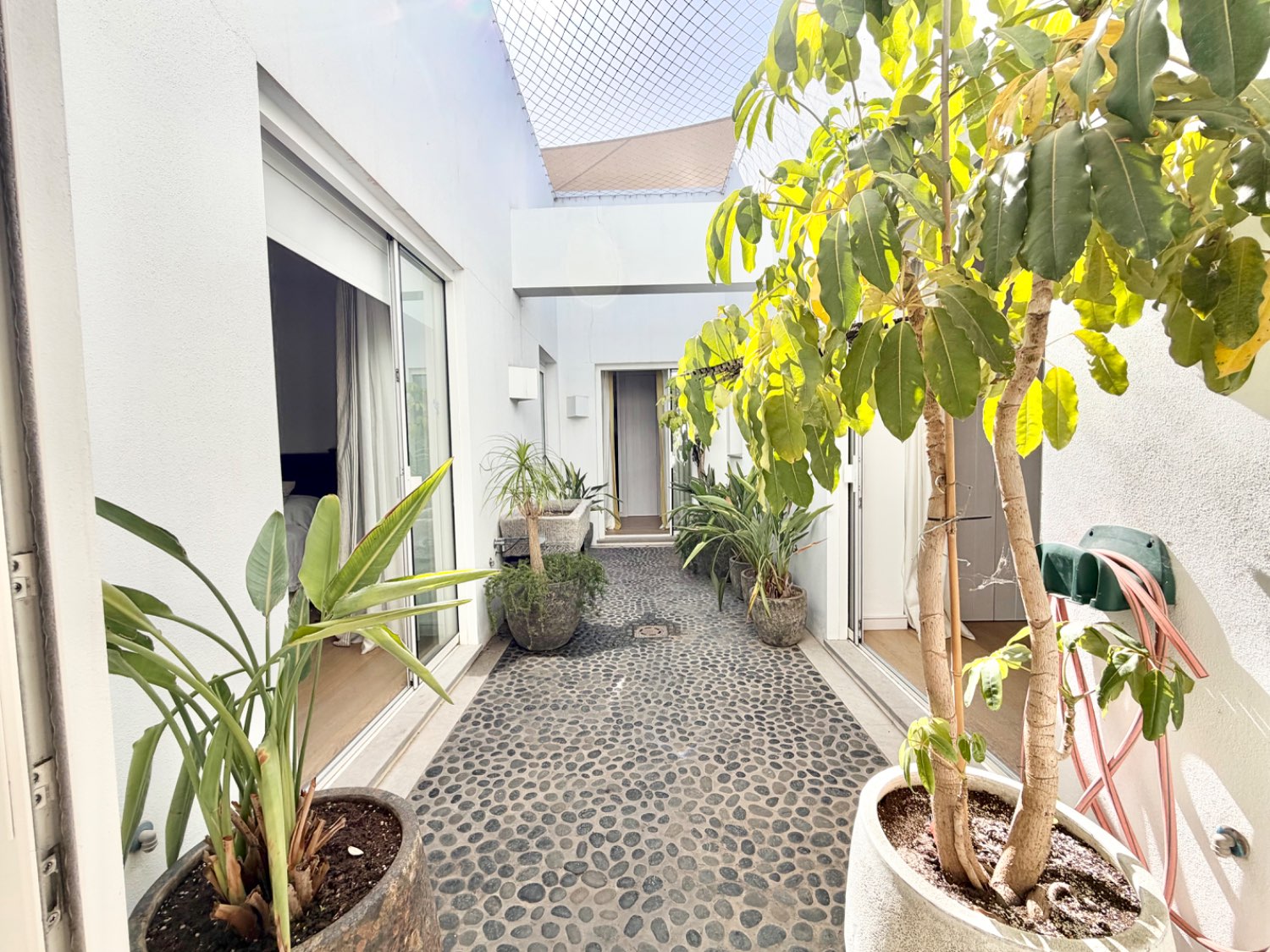 Espléndida casa bungalow junto al Real Club de Golf de Sotogrande con acceso inmediato a la playa