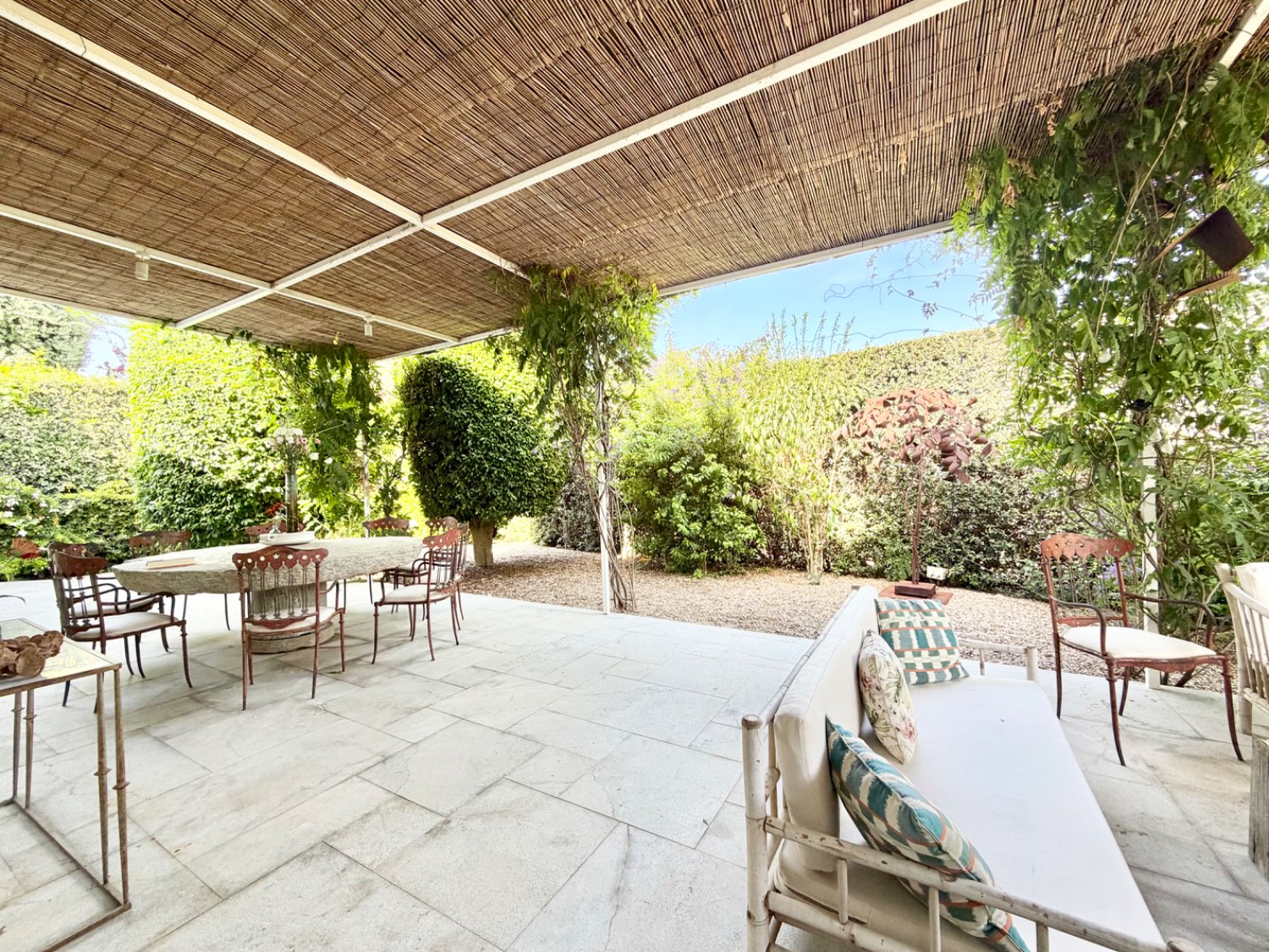 Espléndida casa bungalow junto al Real Club de Golf de Sotogrande con acceso inmediato a la playa