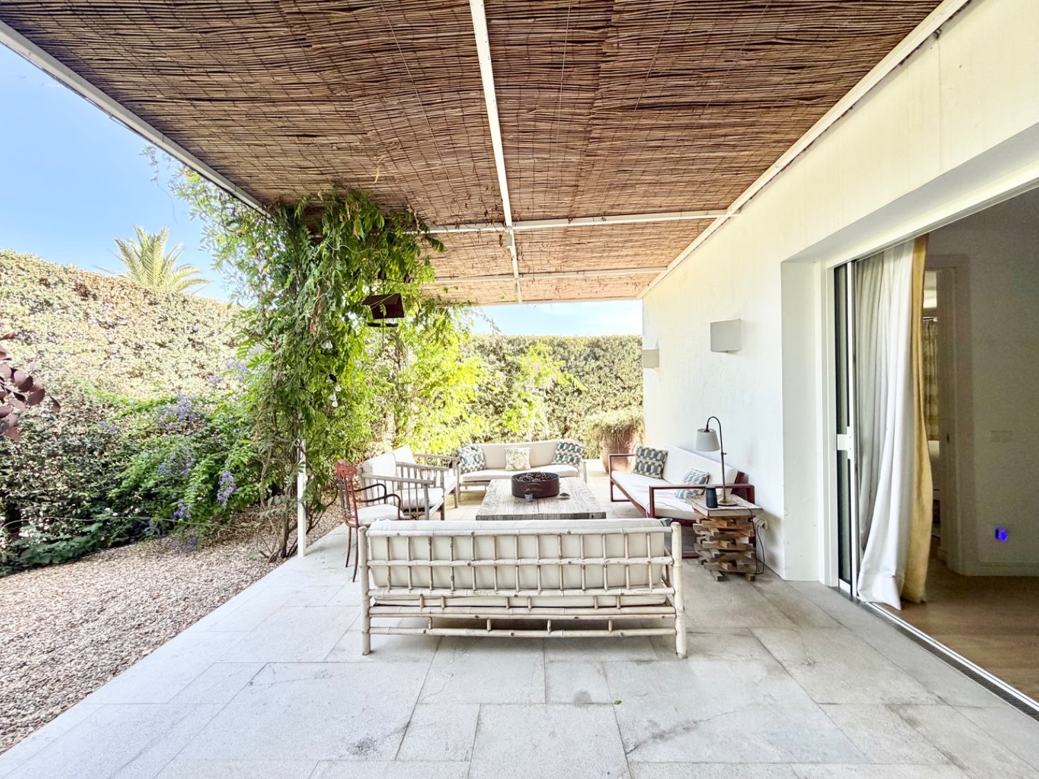 Espléndida casa bungalow junto al Real Club de Golf de Sotogrande con acceso inmediato a la playa