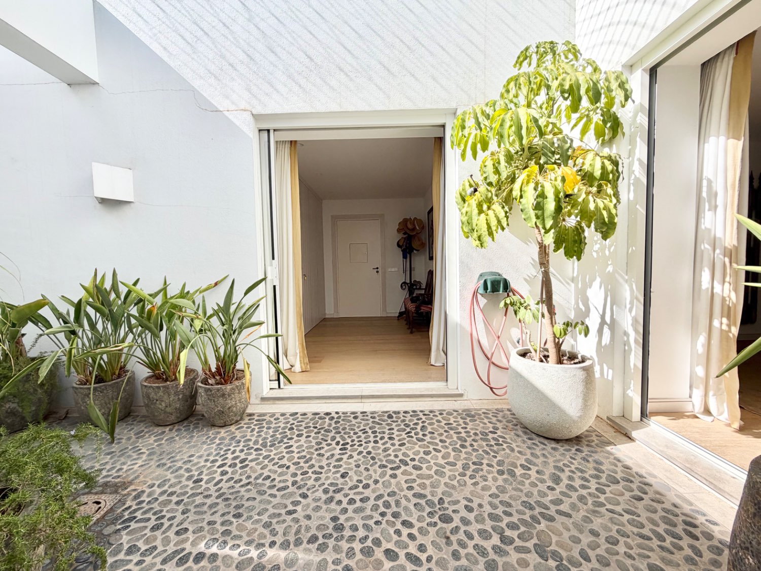 Espléndida casa bungalow junto al Real Club de Golf de Sotogrande con acceso inmediato a la playa