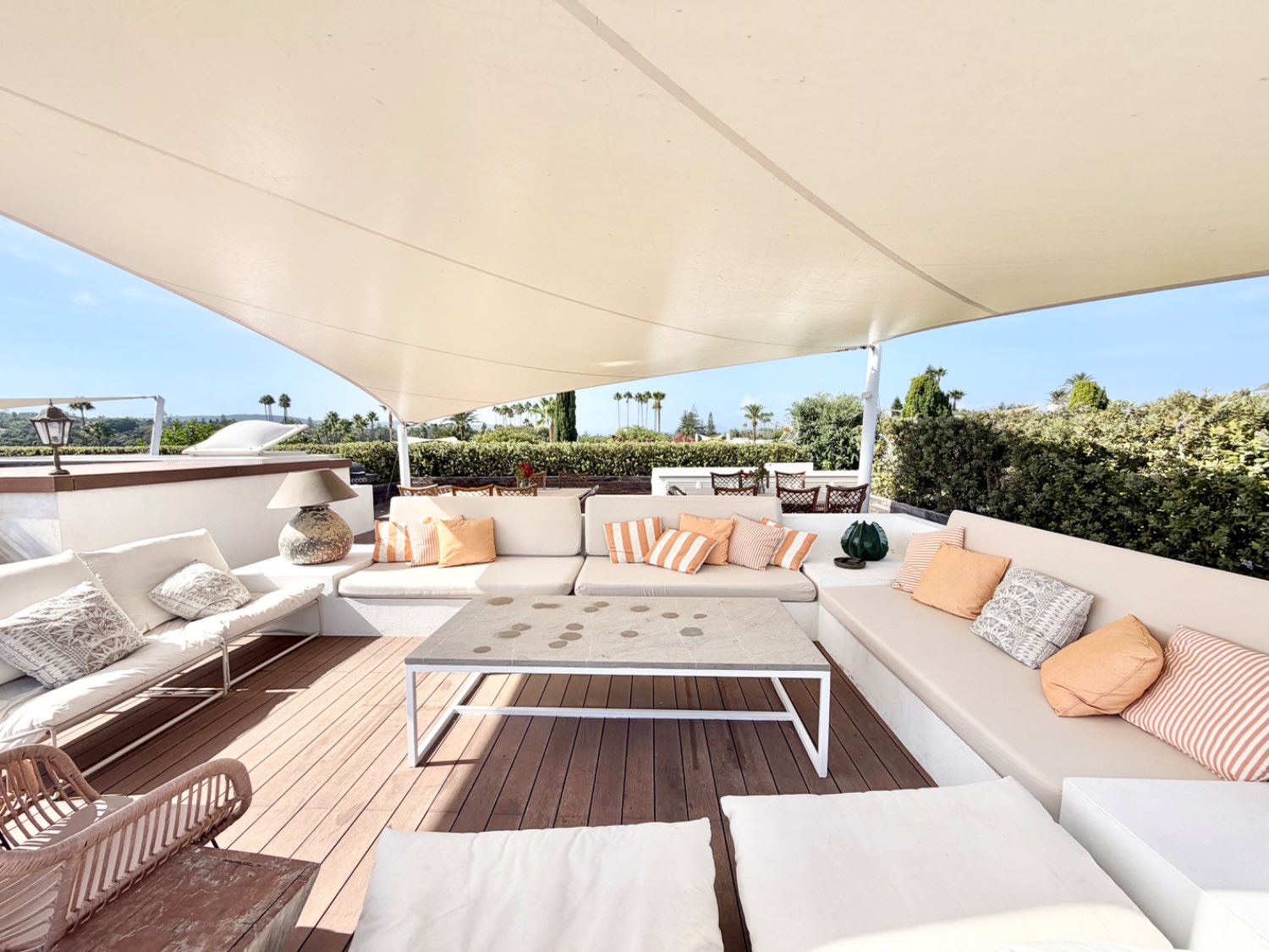 Espléndida casa bungalow junto al Real Club de Golf de Sotogrande con acceso inmediato a la playa