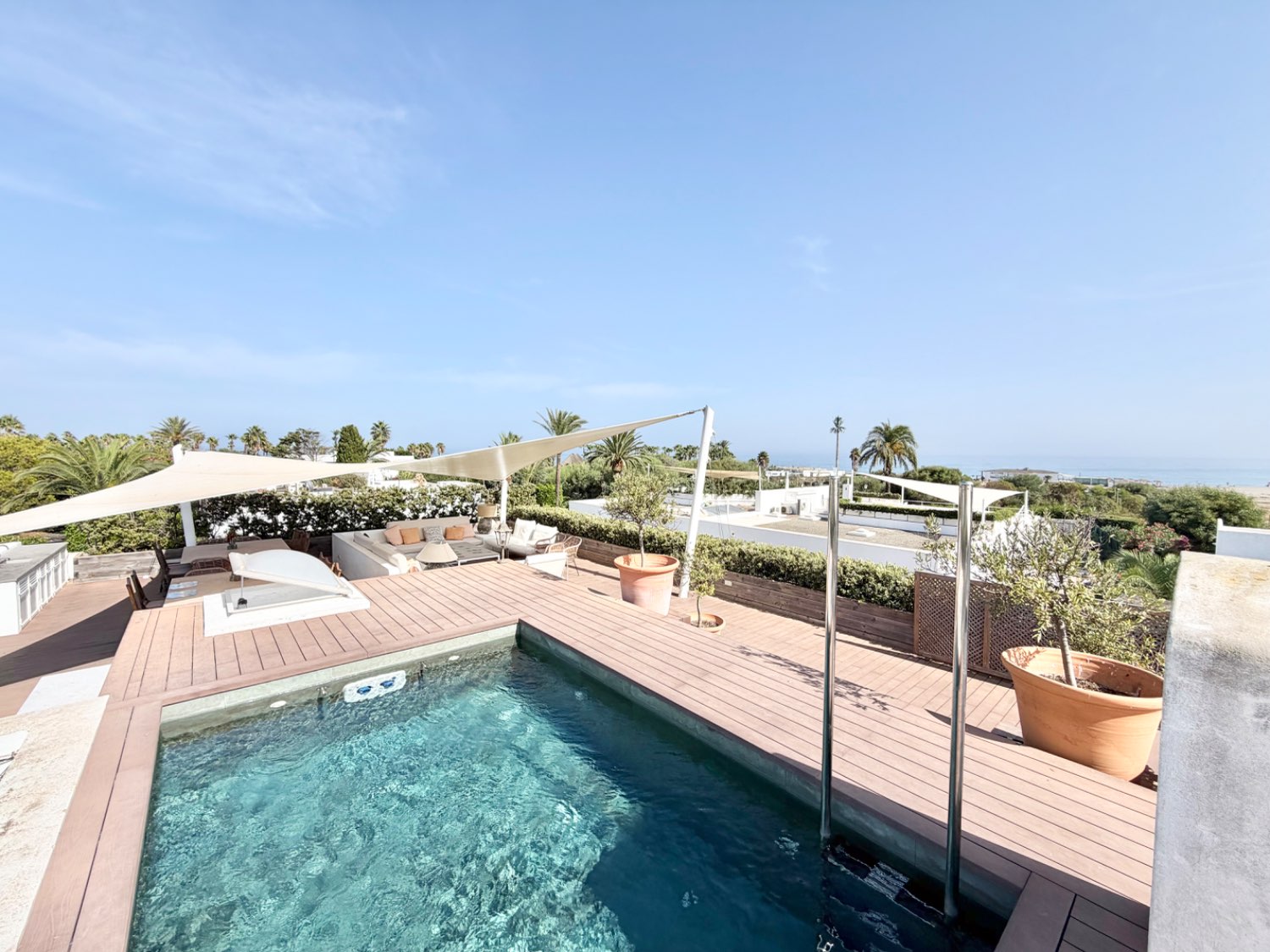 Espléndida casa bungalow junto al Real Club de Golf de Sotogrande con acceso inmediato a la playa